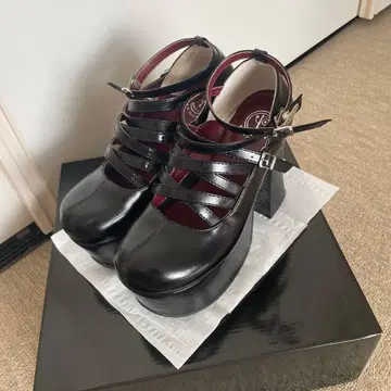 YOSUKE 요스케 통굽 힐업 펌프스