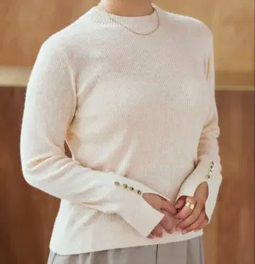 [COHINA] 슬릿 골드 버튼 리브 니트 아이보리