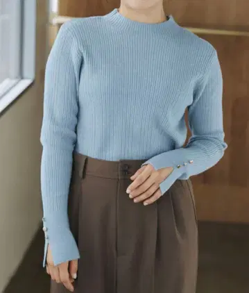 [ COHINA ] 슬릿 골드 버튼 랜덤 리브 니트 라이트 블루