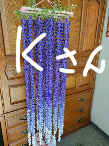 보라색과 화이트 그라데이션의 매달린 장식