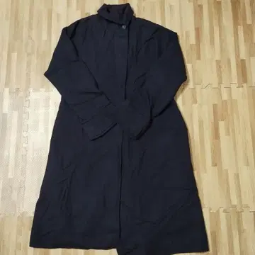 다크 네이비 버튼 달린 코트