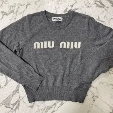 새상품 여성용 그레이 로고 니트 miu 댓글로 9900엔!