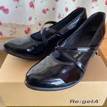 2점째 반값 신상 새상품 리게타 에나멜 블랙 슈즈