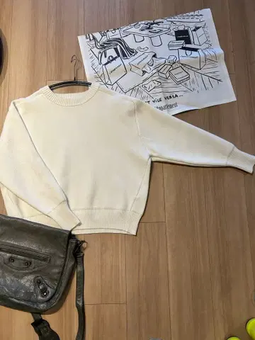 프리미어 아롱디스망 화이트 크루넥 니트 스웨터