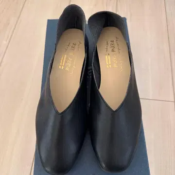 MARE MARE 블랙 V컷 하이힐