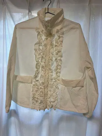 프릴 달린 화이트 자켓