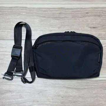 새상품급 알파카 FLIGHT SLING 숄더백 블랙