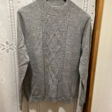 그레이 케이블 짜임 하이넥 스웨터