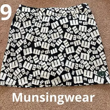 먼싱웨어 로고 패턴 블랙 화이트 여성용 골프 스커트 사이즈 9