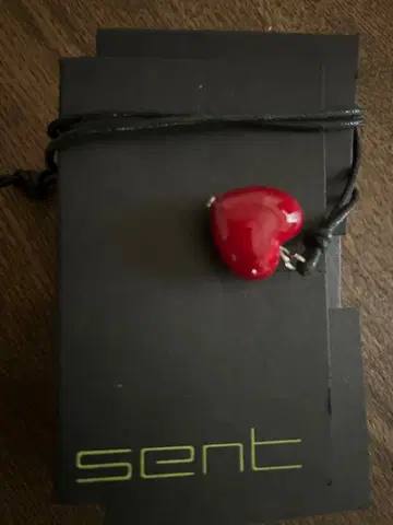sent 빨간색 하트 모양 목걸이