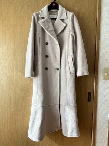 LILLIAN CARAT 헤밍 플레어 롱 코트 베이지