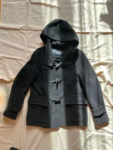 블랙 후드 부착 더플 코트 M 사이즈 절개가 있어서 귀엽습니다.