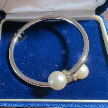 화이트 펄과 크리스탈 뱅글