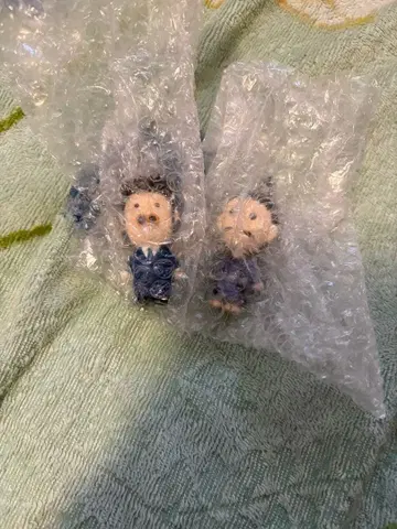 파란 옷을 입은 피규어 2개