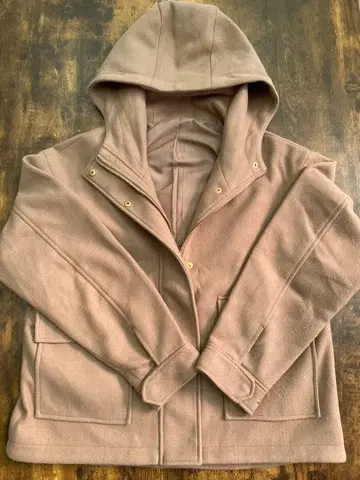 후드 부착 베이지 자켓.