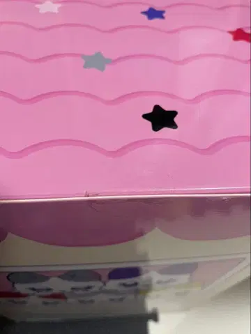 앉아있는 미아즈 TU:ME