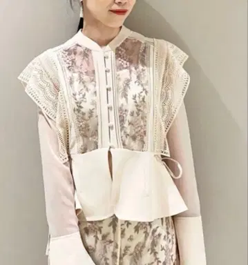 엘레강트한 프릴이 달린 긴팔 블라우스