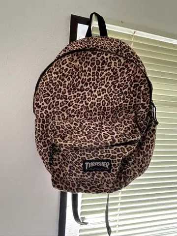 Thrasher 레오파드 무늬 백팩
