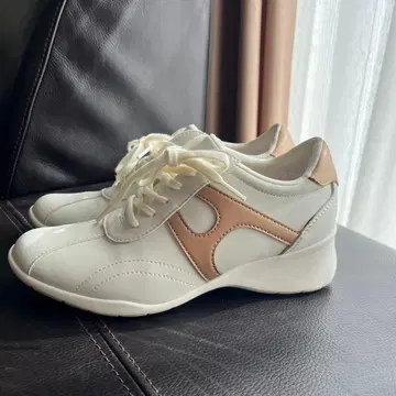 화이트/브라운 레이스업 스니커즈