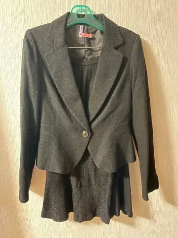 뒷 리본 블랙 자켓과 스커트 세트