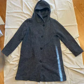 VILLA 후드 부착 롱 코트 M 사이즈 안감의 꽃무늬가 아주 귀여워요.