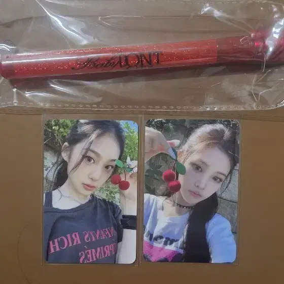 베이비돈크라이 공방 포카 이현 베니 응원봉 일괄로 양도합니다