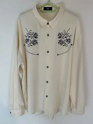 장미 자수 크림색 긴팔 셔츠
