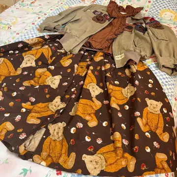 원더풀 월드의 곰 무늬 플레어 스커트