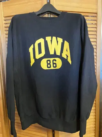 IOWA 86 블랙 맨투맨