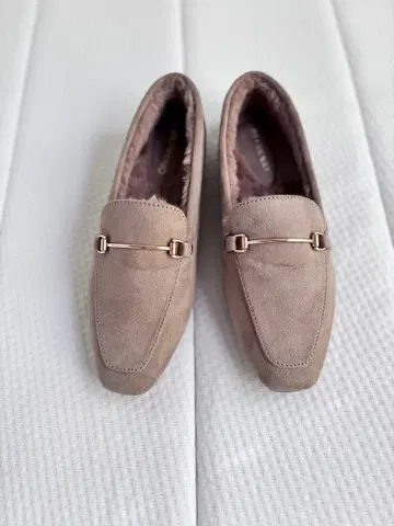 새상품 Opaque Clip 베이지 스웨이드 로퍼