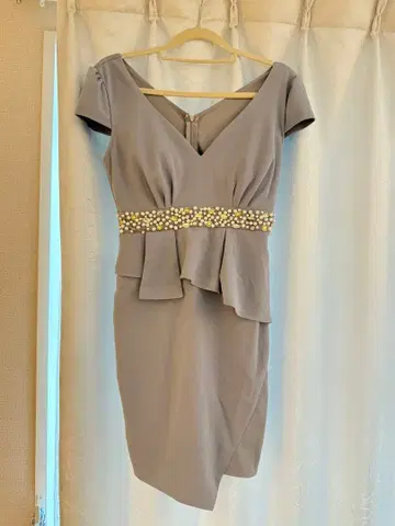 오프숄더 페플럼 드레스 허리 비쥬 장식