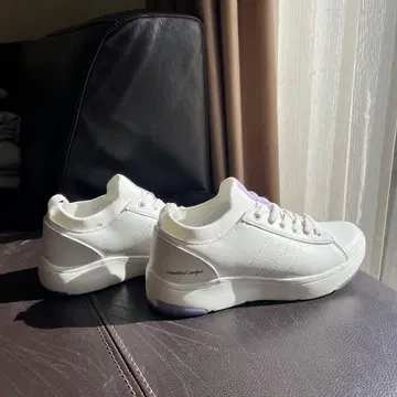 Hawkins Comfort 화이트 스니커즈