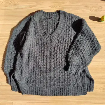PAGEBOY 차콜 그레이 샤기 니트 V넥 스웨터