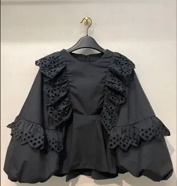 인기 새상품급 mignon/미뇽 BLACK 상의