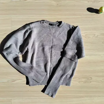 Gorge 퍼프 슬리브와 리브 소매를 조합한 니트 스웨터 긴팔