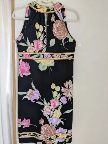 LEONARD 슬리브리스 원피스 블랙 플라워