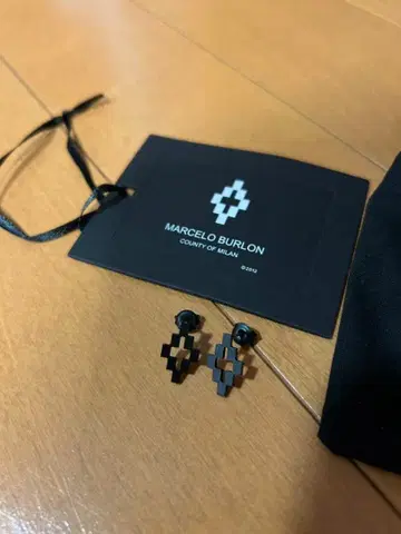 MARCELLO BURLON 마르셀로 바론 크로스 귀걸이 남성용 블랙