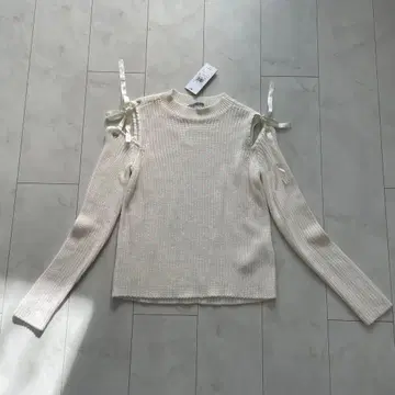 GUESS 리본 포함 오프숄더 스웨터 XS 미사용 새상품