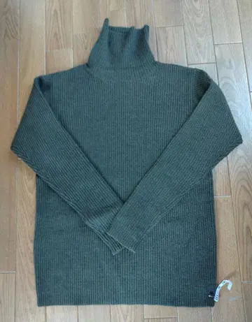 유니클로 올리브 그린 터틀넥 리브 울 스웨터