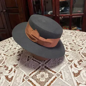 울 볼러 햇 블랙과 브라운 리본