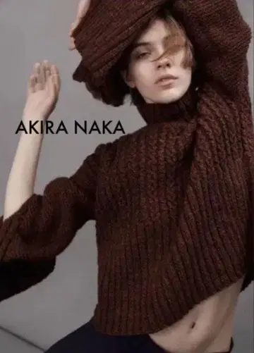 AKIRA NAKA 브라운 터틀넥 니트 스웨터
