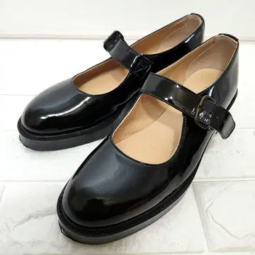 [ 컨디션 최상 ] 빔즈 블랙 에나멜 스트랩 슈즈