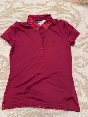 빨간색 피케 셔츠 기하학 패턴 옷깃