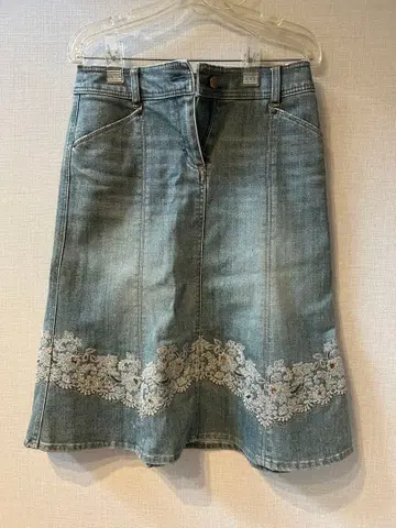 자수 들어간 라이트 블루 데님 스커트 36