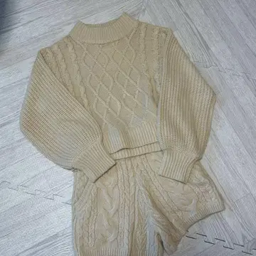 Chico 베이지 케이블 짜임 니트 셋업