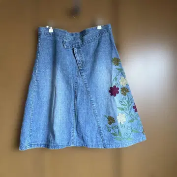 자수 들어간 데님 A라인 스커트
