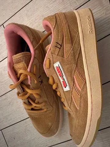 톰과 제리 Reebok 스웨이드 베이지 스니커즈