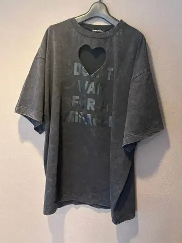 MAISON SPECIAL 하트 컷 아웃 T셔츠