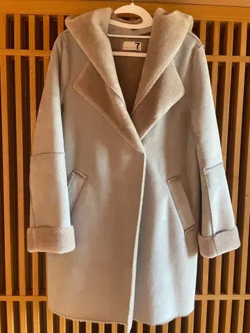 [ 새상품급 ] 후드 부착(탈부착 가능) 라이트 블루 무스탕 코트