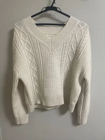 아이보리 V넥 케이블 니트 스웨터